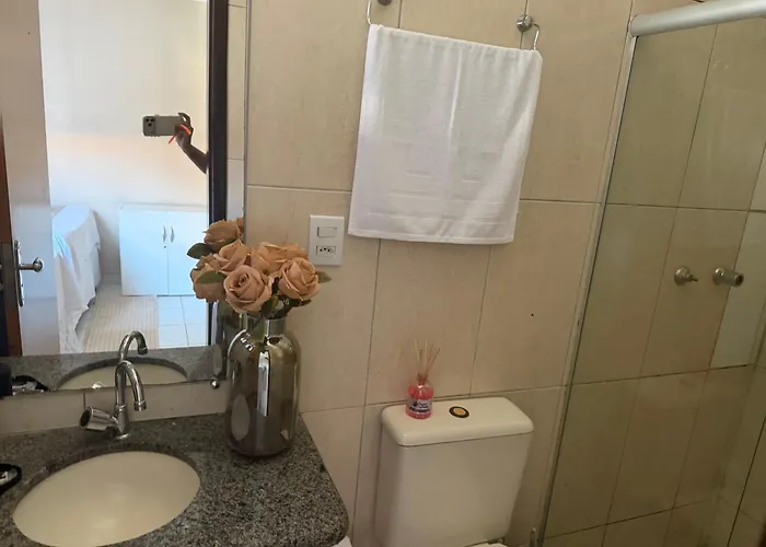 Apartamento de 3 quartos, no Condomínio Taperapuan Duplex, há 400m da praia, localizado próximo da barraca axé mói, boa beach e etc Porto Seguro